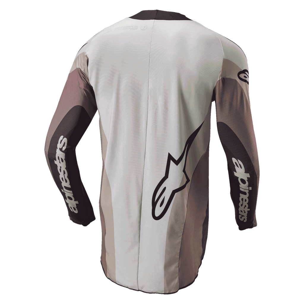 Alpinestars 2024 Techstar Pneuma Jersey, motocross jersey, achteraanzicht in Dark Sand Iron Dust Gray, voorzien van een groot Alpinestars-logo en branding op de mouwen, atletische pasvorm met kleurgeblokte panelen en een verlengde achterkant voor extra bedekking.