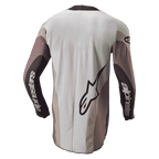 Alpinestars 2024 Techstar Pneuma Jersey, motocross jersey, achteraanzicht in Dark Sand Iron Dust Gray, voorzien van een groot Alpinestars-logo en branding op de mouwen, atletische pasvorm met kleurgeblokte panelen en een verlengde achterkant voor extra bedekking.