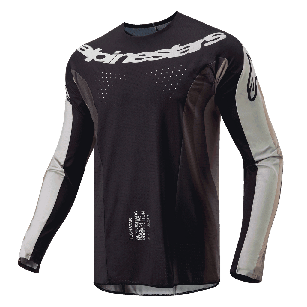 Alpinestars 2024 Techstar Pneuma Jersey, motocross jersey, Dark Sand en Iron Dust Gray, zwart hoofdgedeelte met lichtgrijze mouwpanelen, wit Alpinestars-logo op de borst, laser-gesneden ventilatieperforaties, performance off-road uitrusting
