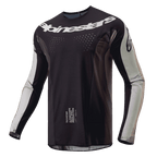 Alpinestars 2024 Techstar Pneuma Jersey, motocross jersey, Dark Sand en Iron Dust Gray, zwart hoofdgedeelte met lichtgrijze mouwpanelen, wit Alpinestars-logo op de borst, laser-gesneden ventilatieperforaties, performance off-road uitrusting