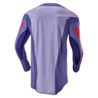 Alpinestars 2024 Techstar Ocuri Jersey, motocross shirt, paars en feloranje, achterkant met paars ontwerp van meerdere panelen en oranje logo-graphics op de mouwen en schouders, verlengde achterkant voor off-road raceprestaties.