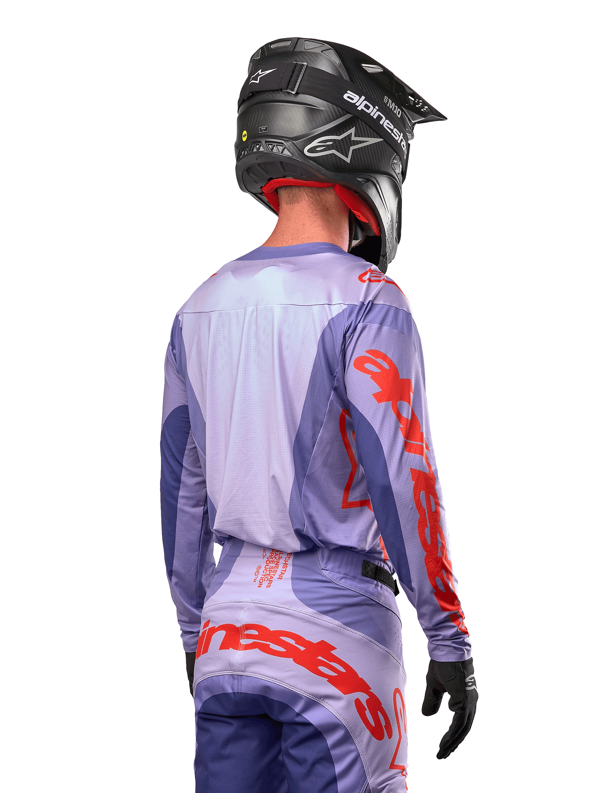 Alpinestars 2024 Techstar Ocuri Jersey, motocross jersey, paars en feloranje, achteraanzicht van een rijder in bijpassende kleding met een zwarte helm, voorzien van grote oranje Alpinestars-belettering op de mouwen en onderrug