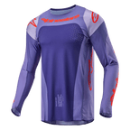 Alpinestars 2024 Techstar Ocuri Jersey, motorcross shirt, paars met feloranje, atletische pasvorm met lange mouwen en lasergesneden perforaties, opvallende oranje logo's op de borst en mouwen, vochtafvoerende poly-stof voor off-road racing