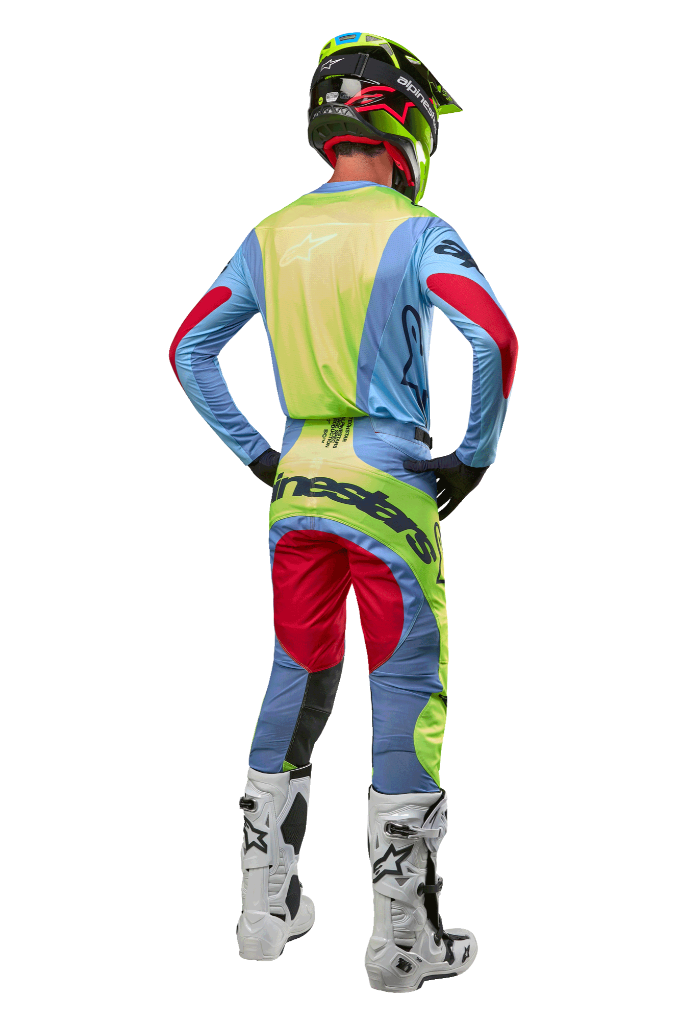 Motorcrosser van achteren gezien in de Alpinestars 2024 Techstar Ocuri Jersey, lichtblauw met geel fluo en Red Berry accenten, bijpassende racebroek, witte laarzen en neon helm, complete off-road uitrusting voor professionele competitie