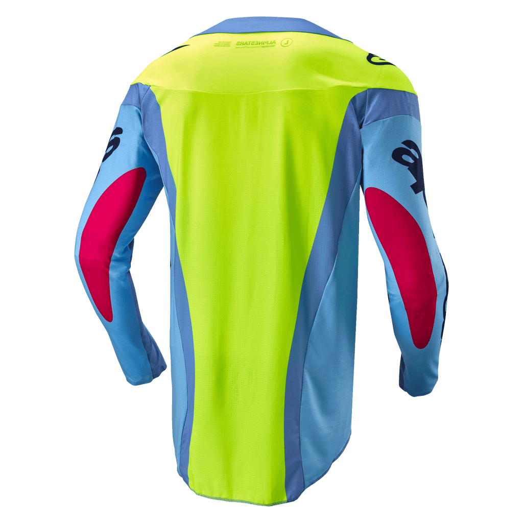 Alpinestars 2024 Techstar Ocuri Jersey, motorcross shirt, lichtblauw, fluogeel en bessenrood, achteraanzicht met een fel neongeel rugpaneel, lichtblauwe mouwen met bessenrode accenten, ergonomische atletische pasvorm voor off-road prestaties.