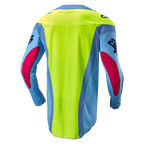 Alpinestars 2024 Techstar Ocuri Jersey, motorcross shirt, lichtblauw, fluogeel en bessenrood, achteraanzicht met een fel neongeel rugpaneel, lichtblauwe mouwen met bessenrode accenten, ergonomische atletische pasvorm voor off-road prestaties.