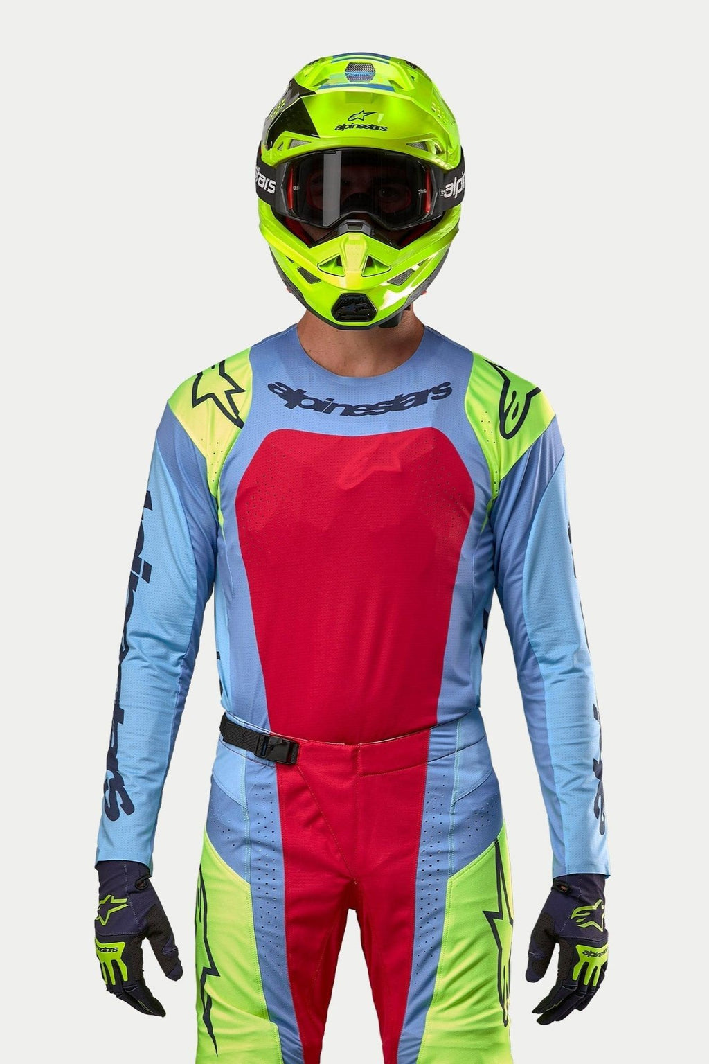 Motorcrosser in volledige race-uitrusting, 2024 Techstar Ocuri Jersey in lichtblauw met een groot Red Berry borstpaneel en fluorgele schouderaccenten, bijpassende fluorgele helm, gecoördineerde rode en fluorgele broek, professionele outfit voor off-road racen