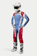 Alpinestars 2024 Techstar Ocuri motorcross uitrusting, lichtblauw, Mars rood en wit shirt en broek, witte helm met crossbril, witte en zwarte handschoenen en laarzen, professionele race-outfit voor off-road prestaties