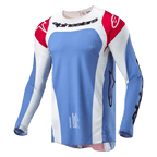 Alpinestars 2024 Techstar Ocuri Jersey, motocross jersey, lichtblauw, Mars Red en wit, met zwart Alpinestars-woordmerk op de borst, rode schouders met witte logo's en lasergesneden perforaties voor ventilatie.