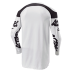 Alpinestars 2024 Racer Hana Jersey, motocross jersey, wit en zwart, achteraanzicht met verlengde achterzijde voor extra bedekking, zwarte panelen op de schouders en zwarte script-logo's op de mouwen, duurzame vochtregulerende stof voor off-road prestaties