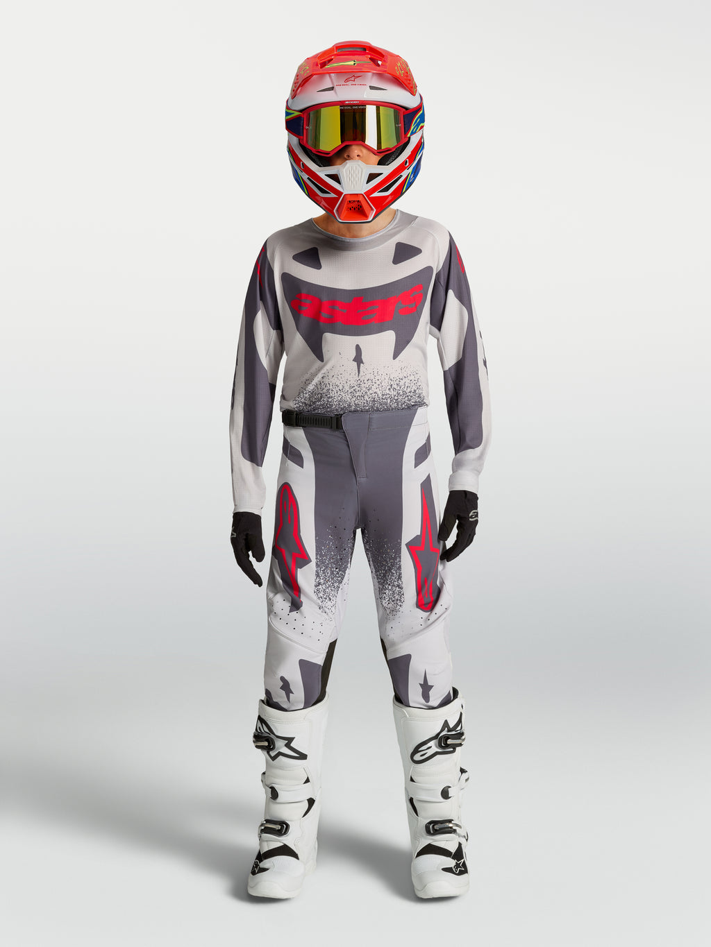Alpinestars Jeugd Supertech Swan Jersey en Gear Set 2027, grijs en wit motocrossoutfit met rode accenten.