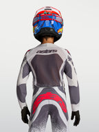 Alpinestars Jeugd Supertech Swan Gear Set, motocrossjersey en broek, grijs en wit met rode fluo-accenten, achteraanzicht.