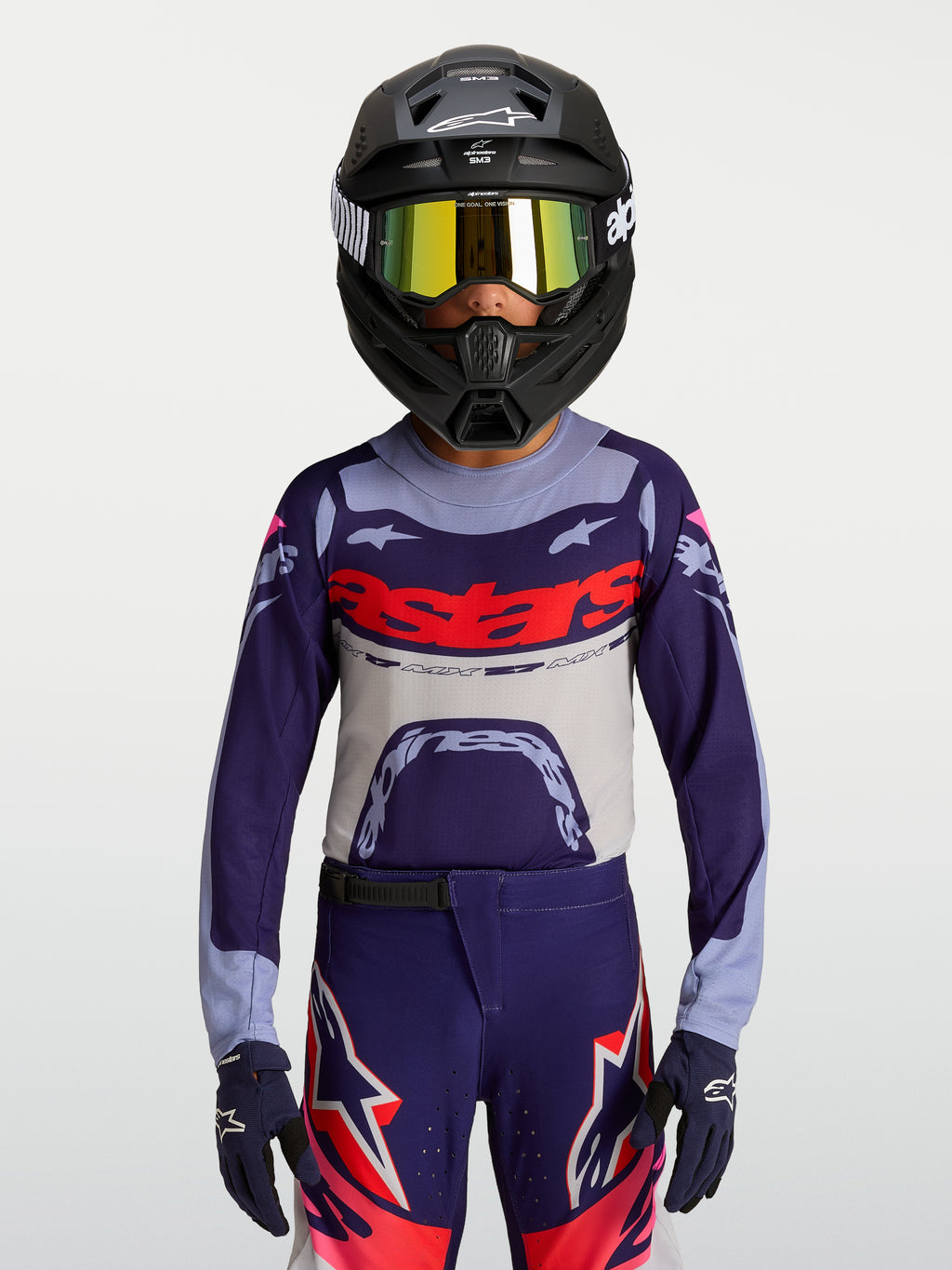 Alpinestars jeugd Supertech Dyna jersey, paars en grijs motocross jersey met atletische racepasvorm, gedragen door jonge rijder.