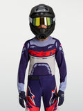 Alpinestars jeugd Supertech Dyna jersey, paars en grijs motocross jersey met atletische racepasvorm, gedragen door jonge rijder.