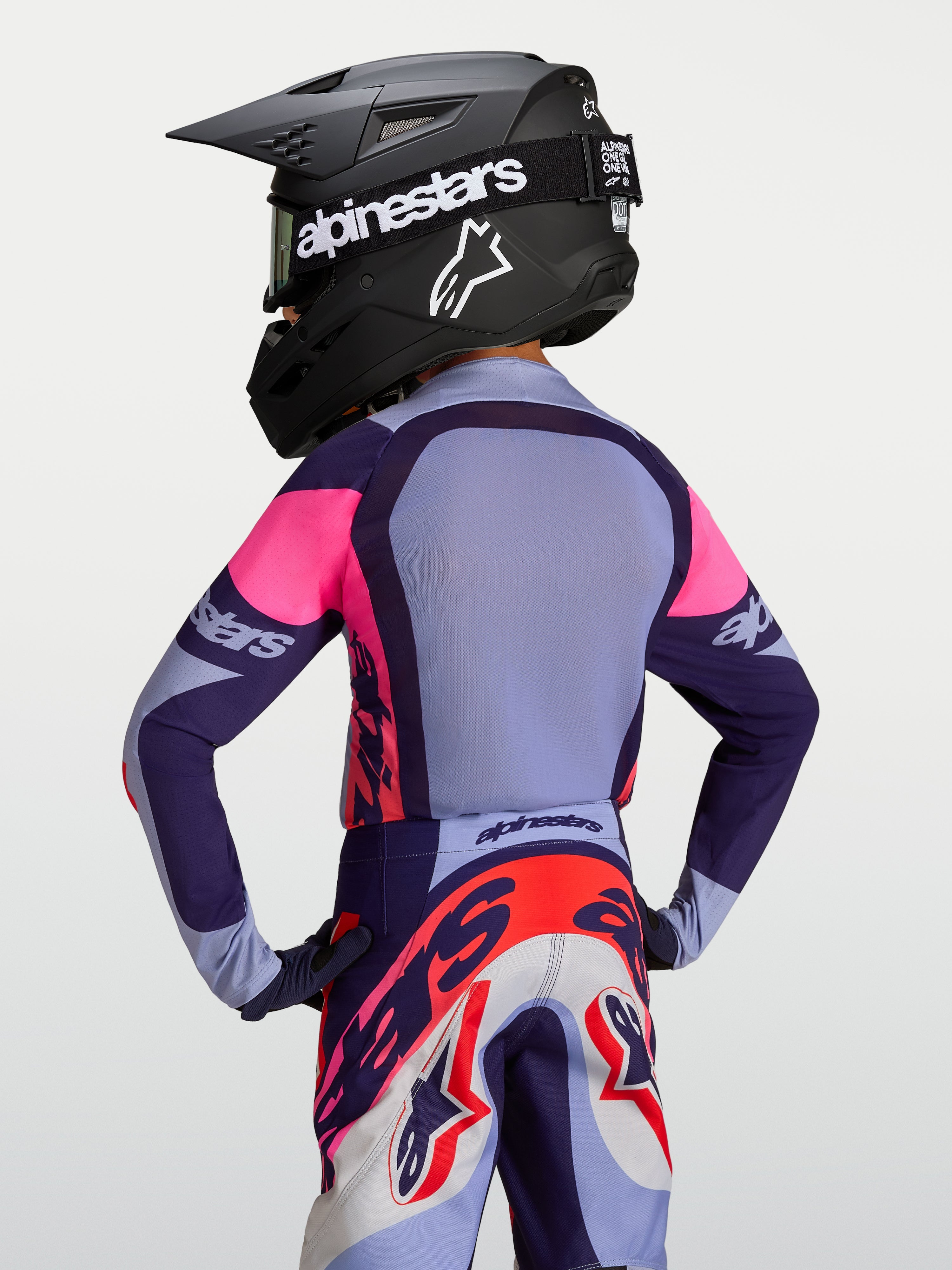 Alpinestars Jeugd Supertech Dyna Jersey 2027, paars en roze motorcrossjersey van stretchmesh, rugaanzicht op model.