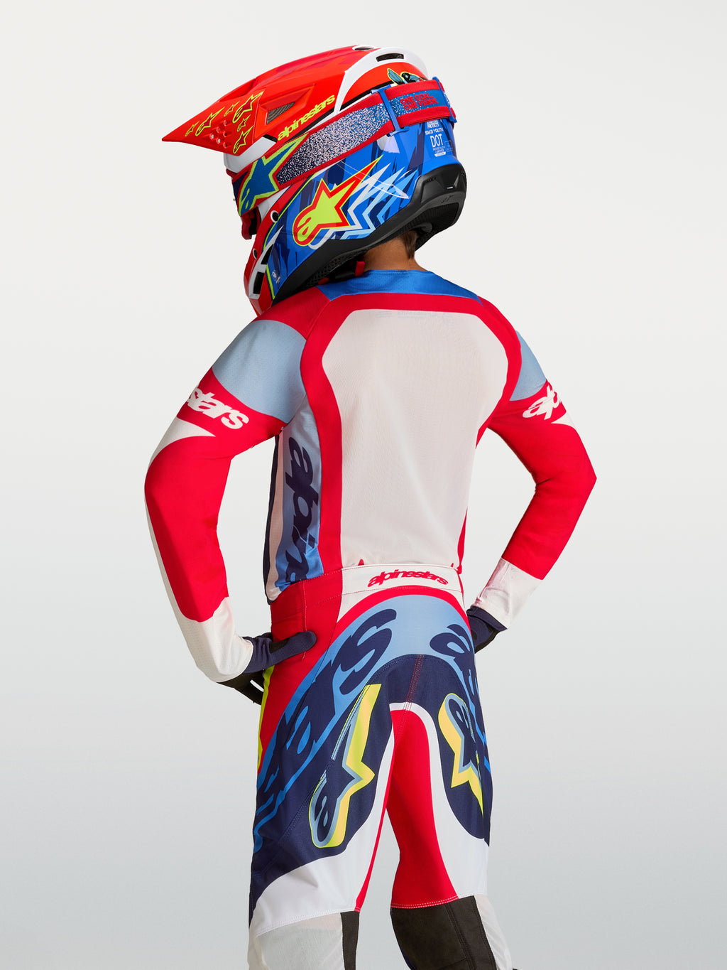 Alpinestars Jeugd Supertech Dyna Jersey 2027, motocross racing, rood en donkerblauw, ademend mesh, achteraanzicht op rijder.