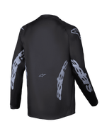Alpinestars 2025 Youth Racer Graphite Jersey, achteraanzicht, zwart en grijs, jeugd motocross shirt met lange mouwen, grijze Alpinestars-branding op de mouwen en zijkanten, vochtafvoerende stof met een verlengde achterkant voor off-road rijden