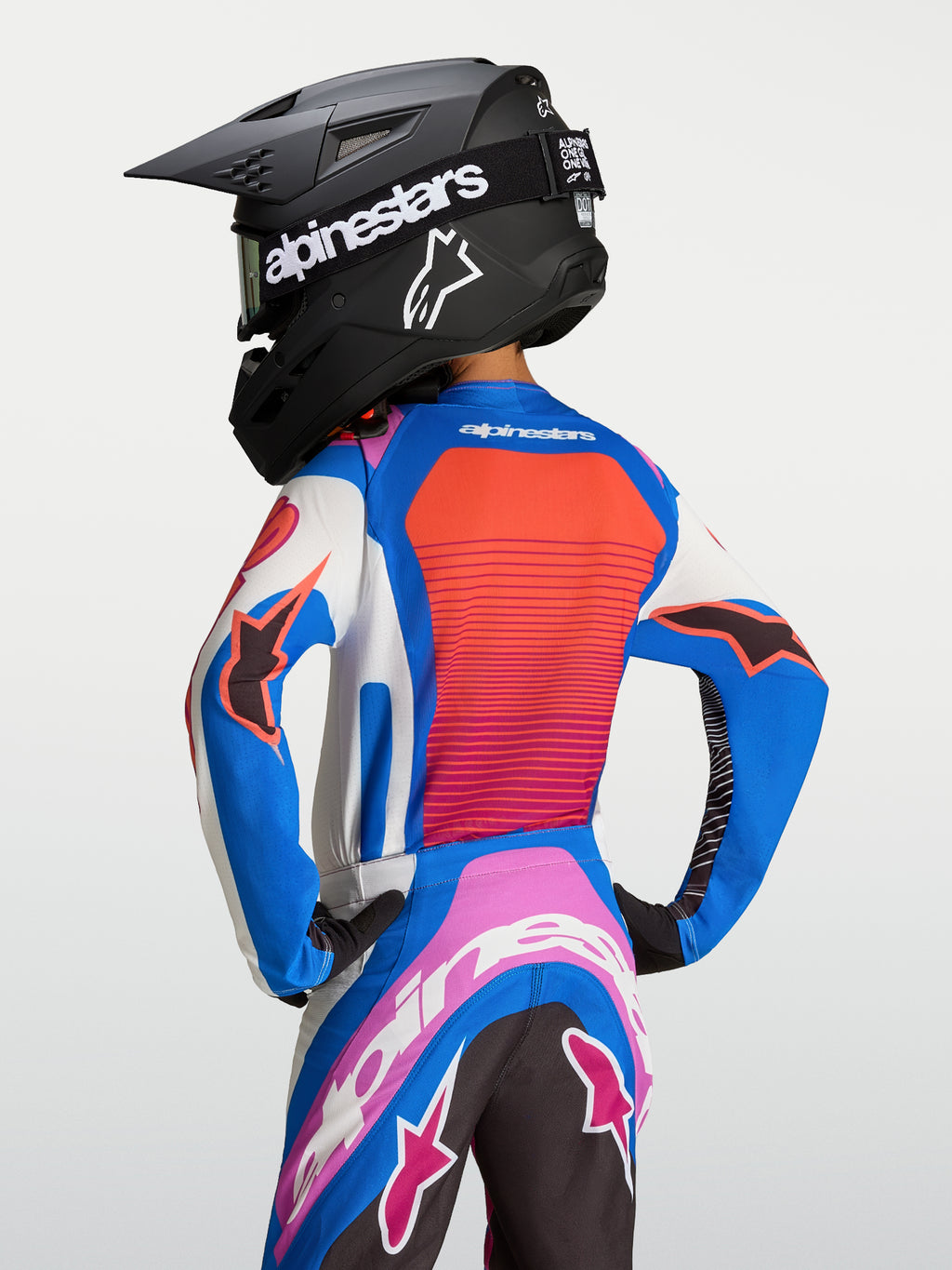 Alpinestars Jeugd Supertech Maven jersey, blauw en koraalrood motorcrossjersey met stretchmesh en atletische pasvorm.