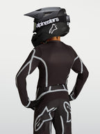 Alpinestars Jeugd Fluid Apex V2 Jersey, zwart en zilver motocrossjersey, achteraanzicht met de ergonomische atletische snit.