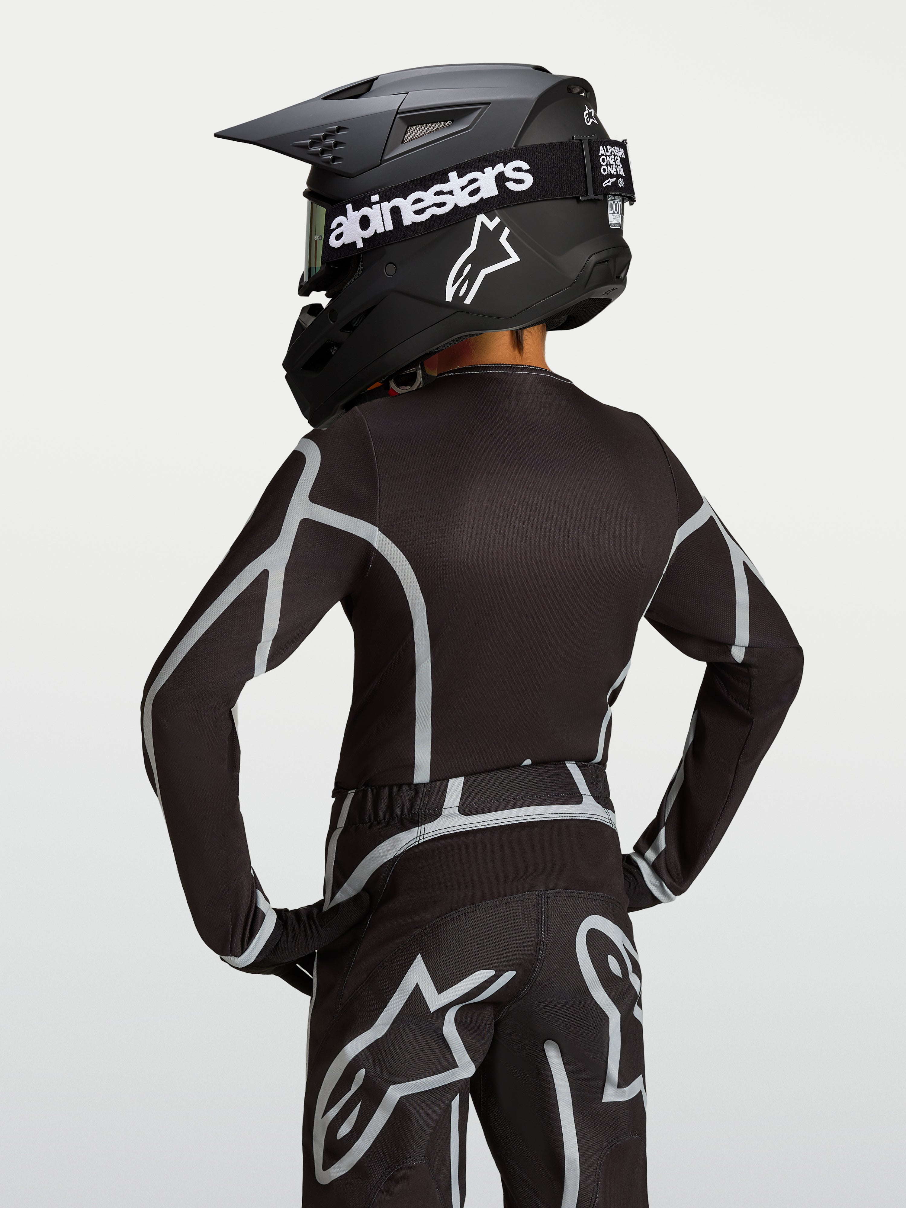 Alpinestars Jeugd Fluid Apex V2 Jersey, zwart en zilver motocrossjersey, achteraanzicht met de ergonomische atletische snit.