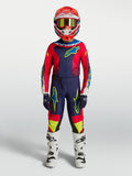Alpinestars jeugd Fluid Drag gear set 2027, motocrossuitrusting, marineblauw en vurig rood, witte motorlaarzen en helm.