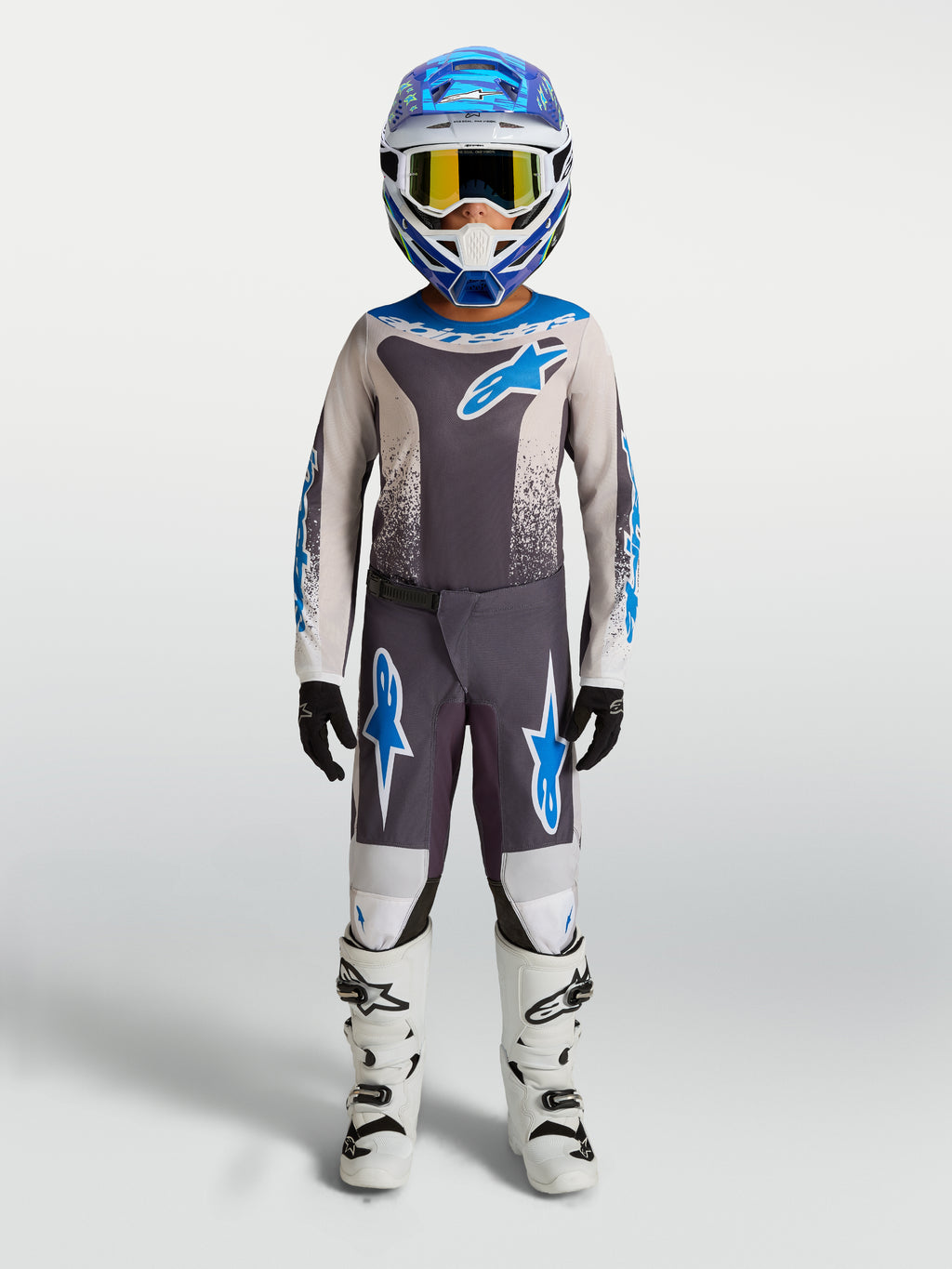 Alpinestars jeugd Fluid Drag gear set, grijze en blauwe motocross-uitrusting inclusief helm en motorlaarzen voor kinderen.