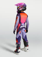 Alpinestars Jeugd Fluid Hunt gear set 2027, motorcrossuitrusting voor de jeugd, paars en neonroze, achteraanzicht.