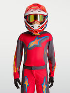 Alpinestars Jeugd Fluid Hunt Jersey 2027, rood en grijs, jeugd motocross-uitrusting op een model met racehelm.