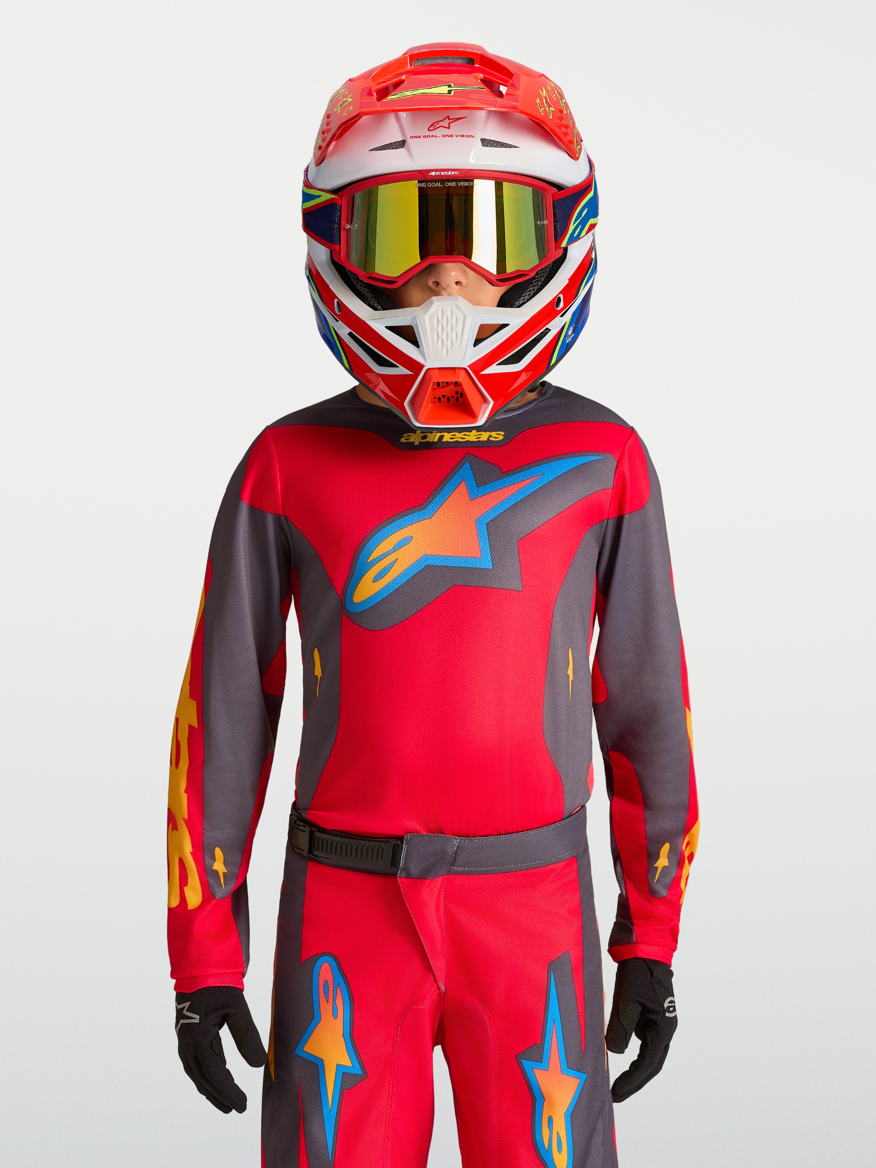 Alpinestars Jeugd Fluid Hunt Jersey 2027, rood en grijs, jeugd motocross-uitrusting op een model met racehelm.