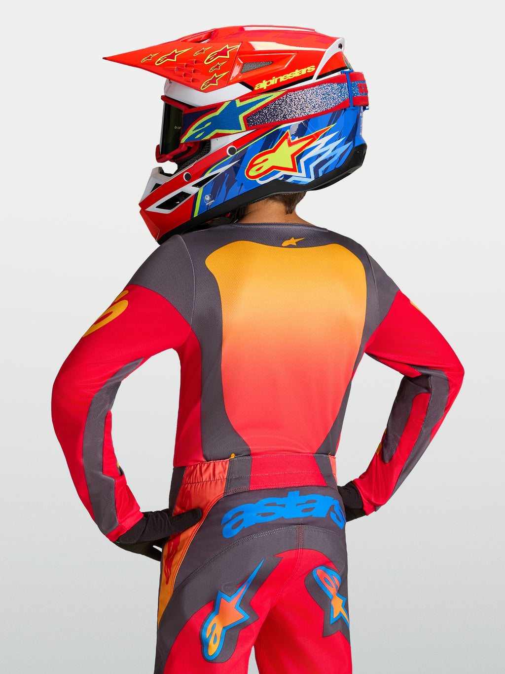 Alpinestars jeugd Fluid Hunt jersey in rood en grijs, vochtafvoerende motorcrossjersey met een ontspannen atletische pasvorm.