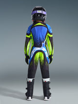 Alpinestars jeugd motorcrosser van achteren in complete race-uitrusting, blauw en neongeel Supertech Nomur Jersey, bijpassende broek met wit logo op het zitvlak, zwarte helm met paarse bril en zwarte laarzen, gecoördineerde outfit voor off-road racing