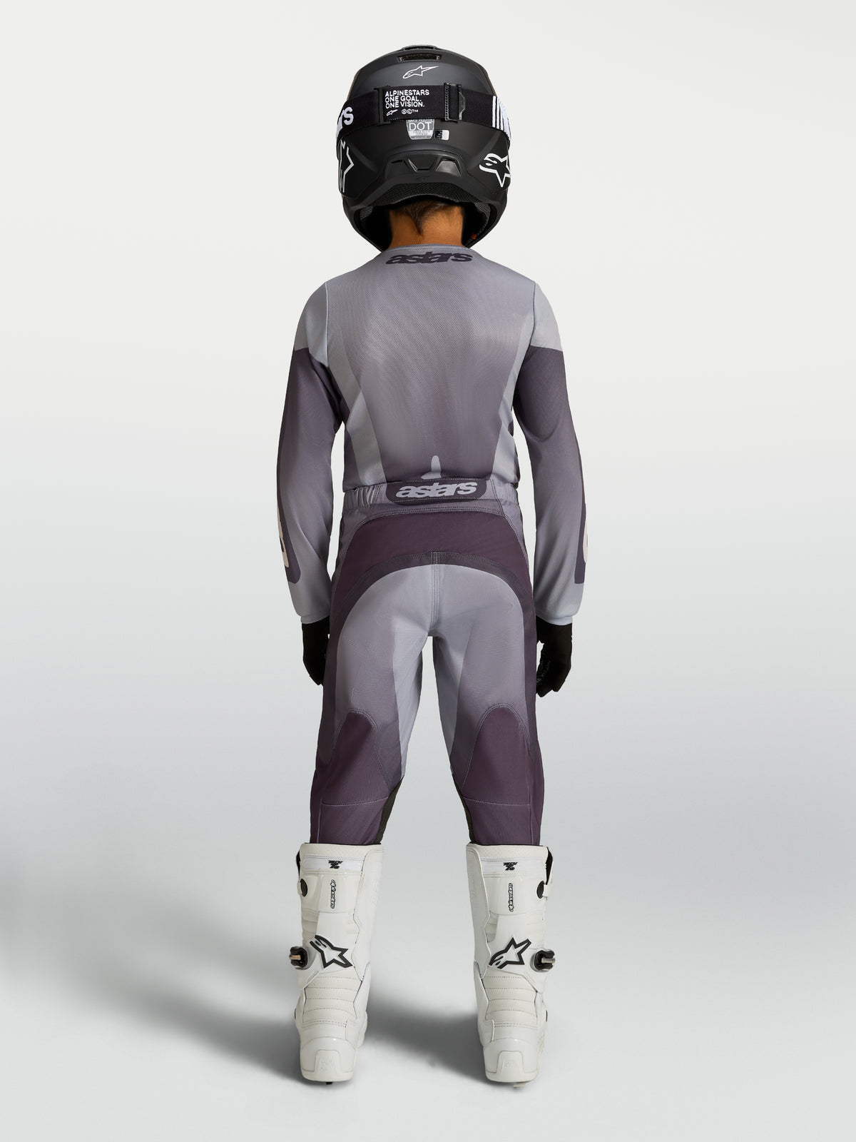 Alpinestars 2027 Jeugd Fluid Amber Jersey en Gear Set, grijze en paarse motocrossuitrusting, achteraanzicht op jeugdrijder.