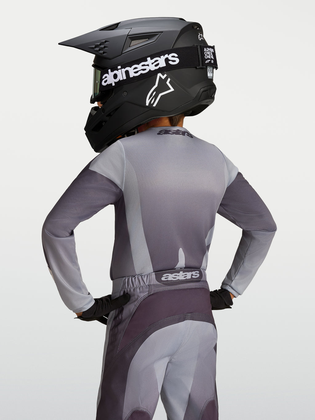 Alpinestars Jeugd Fluid Amber Jersey 2027, grijze en zandkleurige motocrossjersey, vochtafvoerende stof, achteraanzicht jonge rijder.