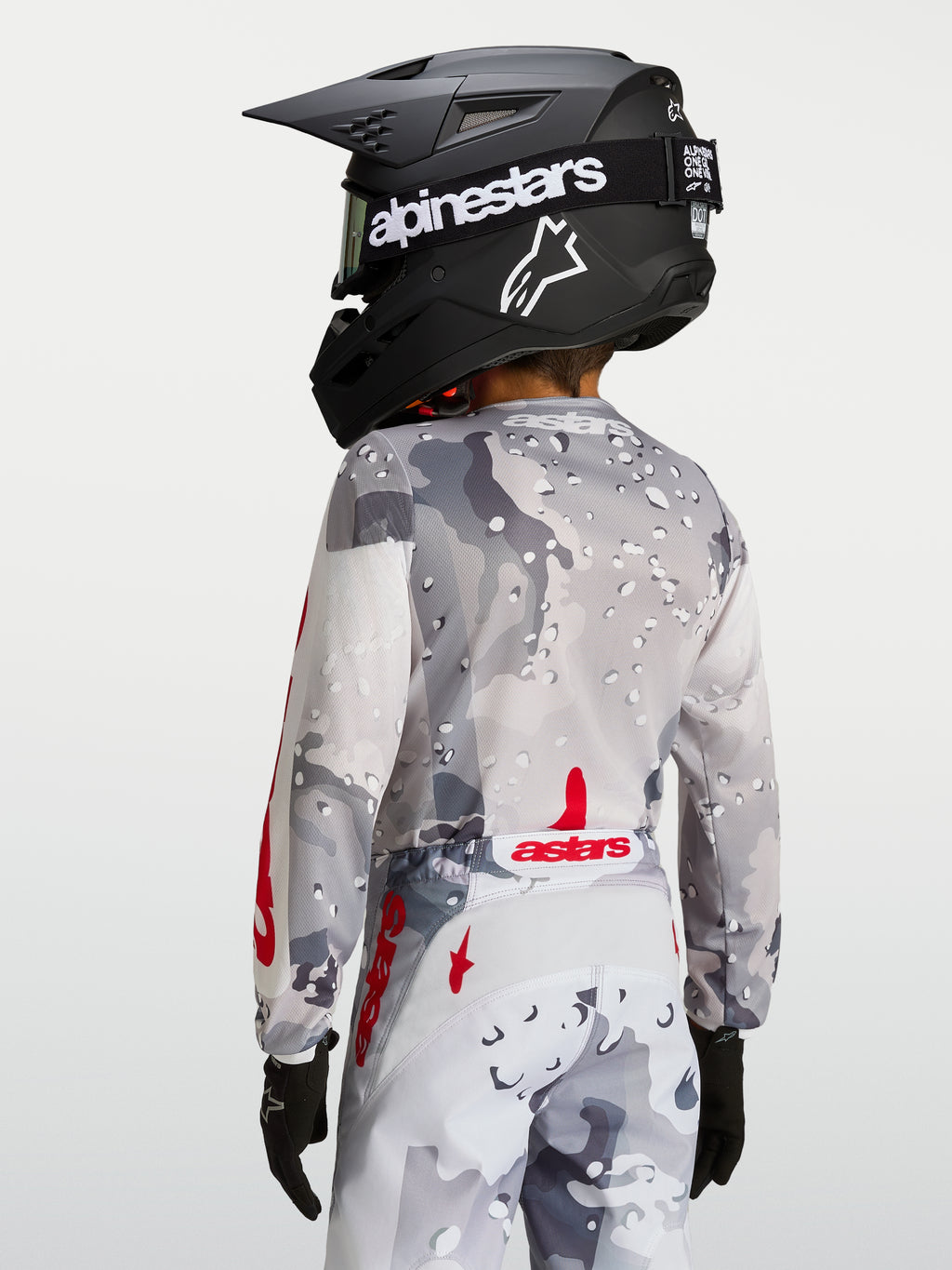 Alpinestars Jeugd Fluid Lone Jersey, grijs camo en rood, achteraanzicht met ergonomische pasvorm en verlengde rugzoom.