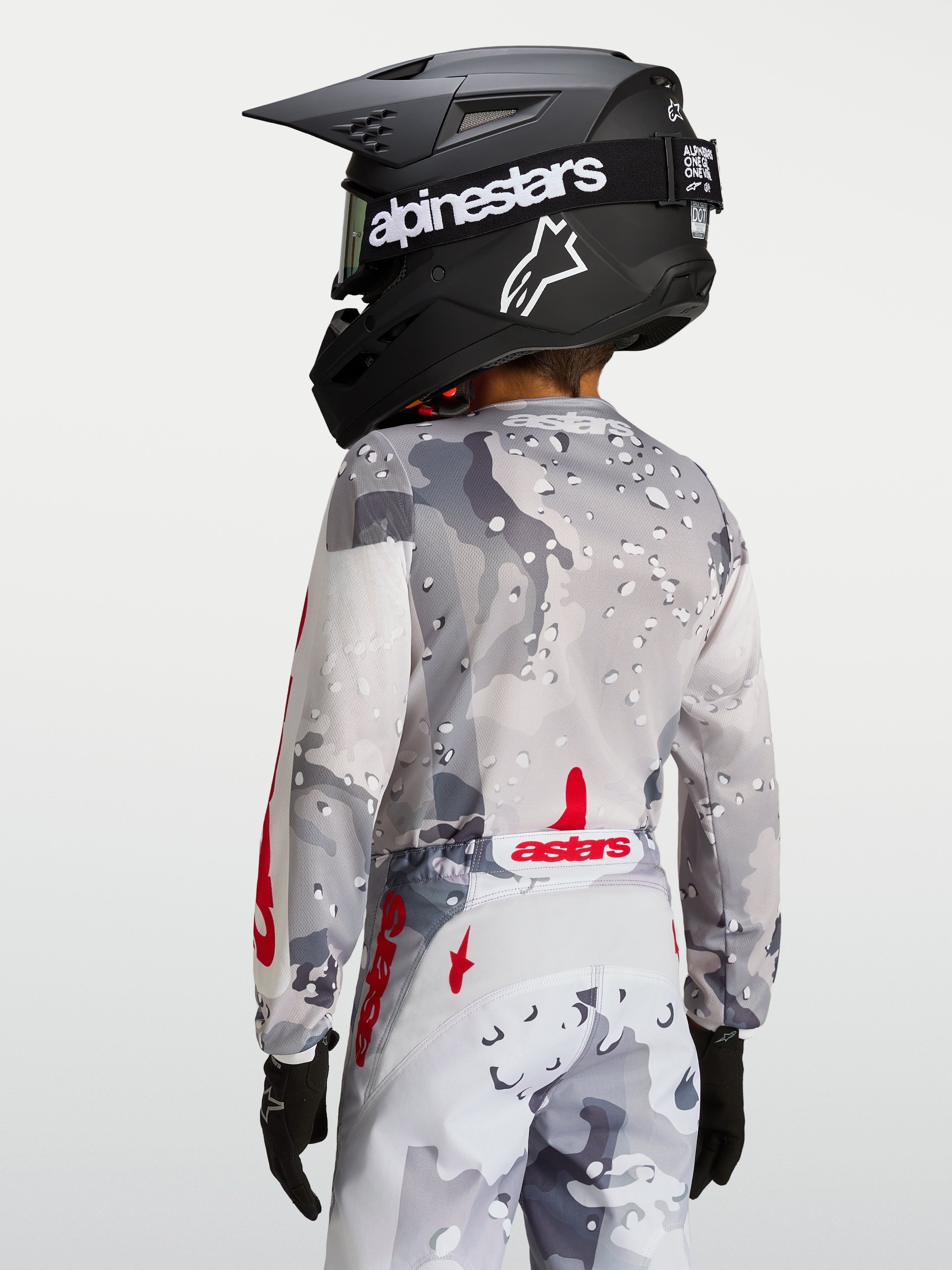 Alpinestars Jeugd Fluid Lone Jersey, grijs camo en rood, achteraanzicht met ergonomische pasvorm en verlengde rugzoom.
