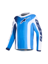 Alpinestars 2026 Youth Fluid Portl Jersey, motocross jersey, UCLA Blue en wit, met verticale panelen in verschillende tinten blauw en wit, wit Alpinestars-logo op de borst, donkerblauwe tekstbranding op de mouwen, ergonomisch sport-fit ontwerp met lange mouwen