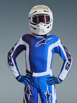 Jeugd motocrossrijder die de 2026 Youth Fluid Portl Jersey in Ucla Blue White draagt, met bijpassende blauwe en witte motorcrossbroek, blauwe en zwarte handschoenen en een witte helm met bril, complete race-uitrusting voor jonge off-road rijders.