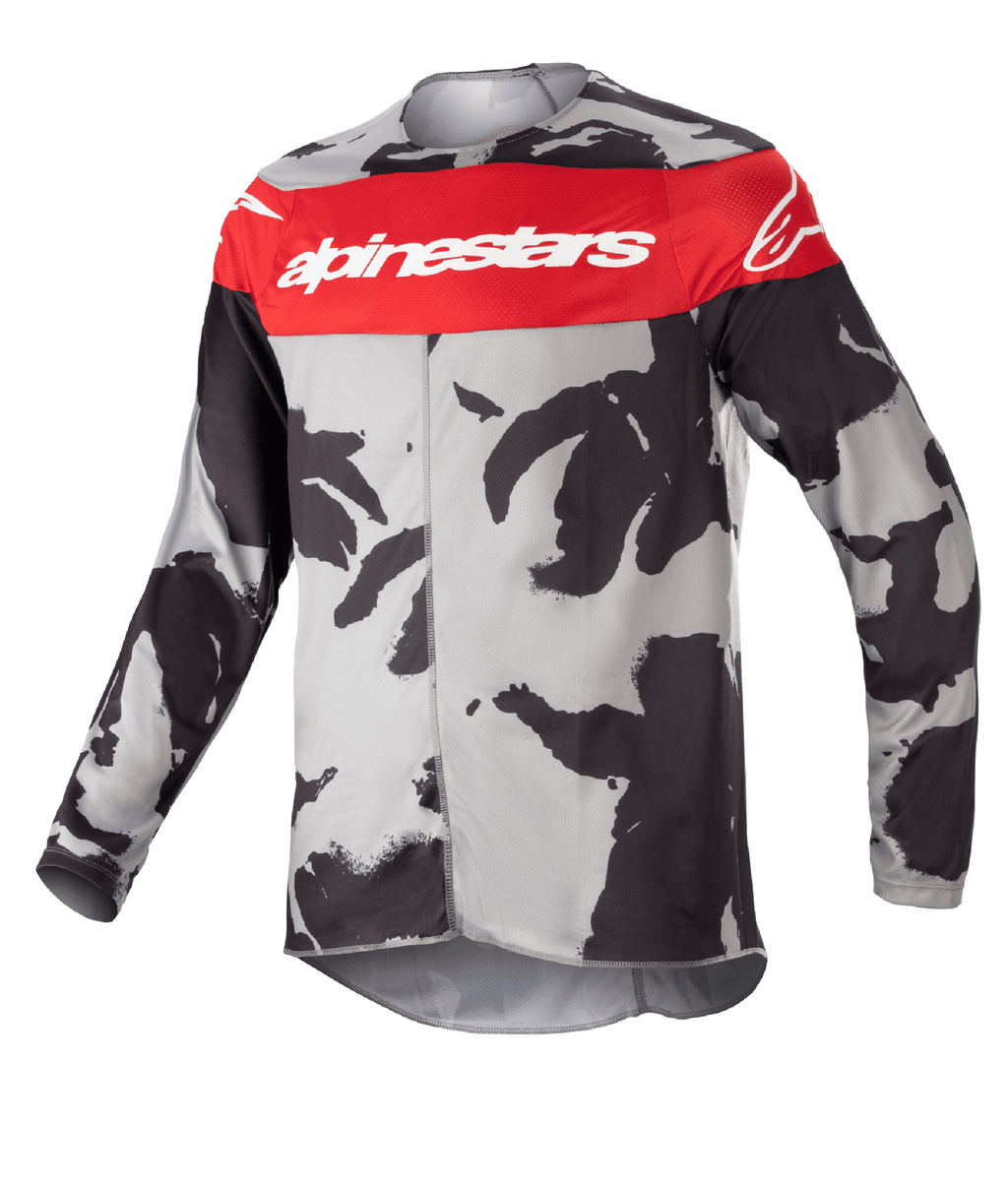 Alpinestars Youth 2023 Racer Tactical Jersey, jeugd motorcross shirt, Cast Gray Camo en Mars Red, horizontale rode band op de borst met wit Alpinestars-logo, grijs en zwart camouflagepatroon, lichtgewicht vochtafvoerende stof voor off-road rijden