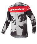 Alpinestars Youth 2023 Racer Tactical Jersey, jeugd motorcross shirt, Cast Gray Camo en Mars Red, horizontale rode band op de borst met wit Alpinestars-logo, grijs en zwart camouflagepatroon, lichtgewicht vochtafvoerende stof voor off-road rijden
