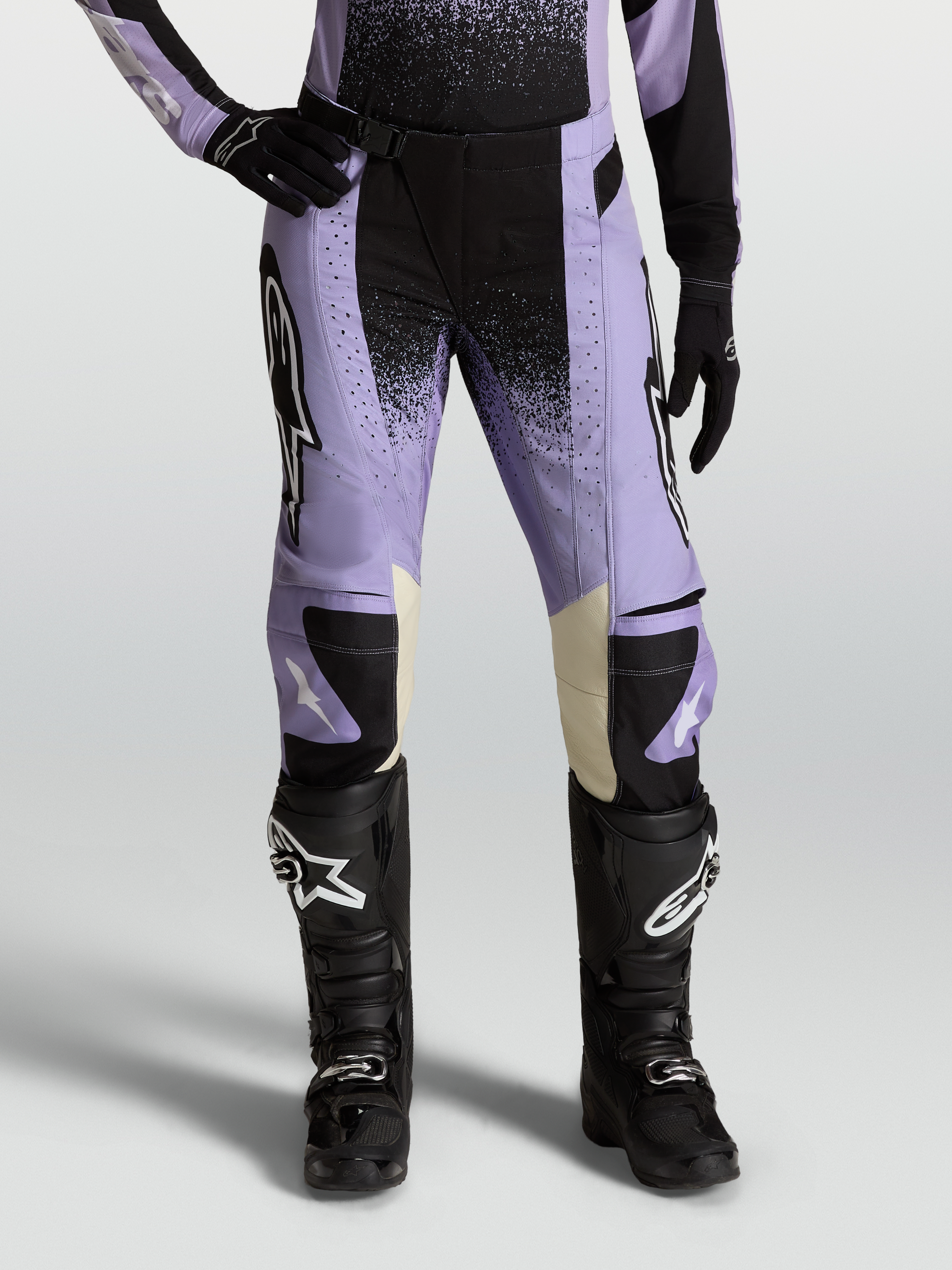 Alpinestars Stella Techstar Swan broek, dames motorcrossbroek in lichtviolet en zwart met lederen accenten.