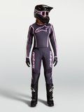 Alpinestars Stella Fluid Apex V2 motocross-kledingset voor dames, grijs en roze, gedragen met helm en laarzen.