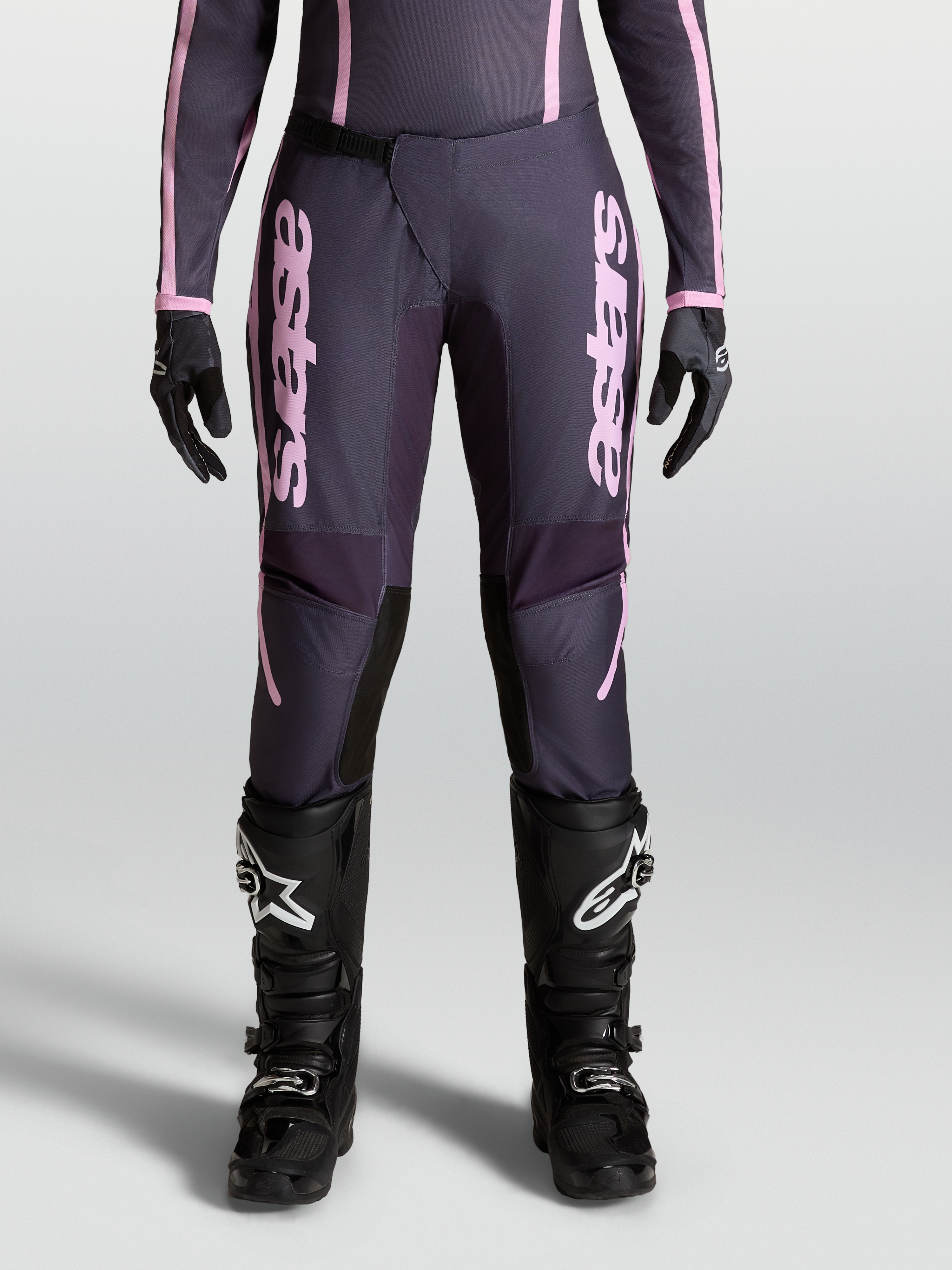 Alpinestars Stella Fluid Apex V2 broek, dames motocrossbroek, grijs en roze, sportieve pasvorm voor off-road rijden met ratelsluiting.