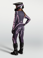 Alpinestars Stella Fluid Apex V2 dames motorcrossbroek in grijs en roze, complete off-road outfit van achteren gezien.