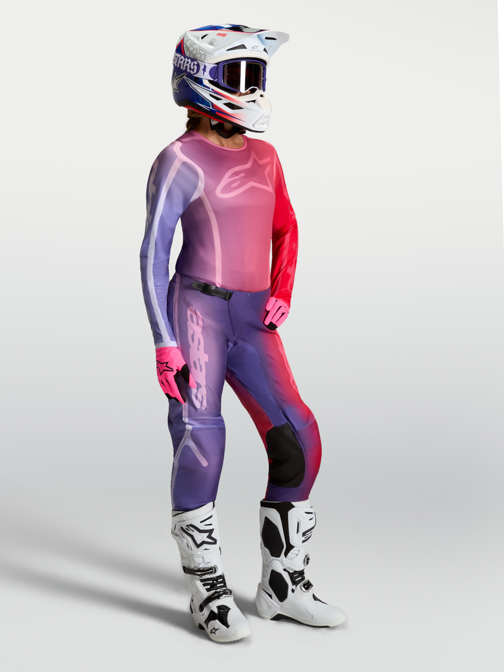 Alpinestars Stella Fluid Kepler dames-jersey voor motocross in paars en rood, met bijpassende broek en witte laarzen.