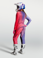 Alpinestars Stella Fluid Kepler jersey, dames-motorcrossjersey, paars en rood, met bijpassende broek en witte motorlaarzen.