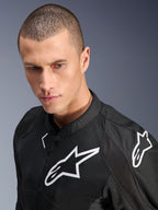 Alpinestars Viper Air V4 Jas, zwart, heren motorjas, wit Alpinestars logo op de borst en schouder, ademende mesh textielconstructie, close-up studioportret
