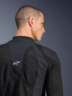 Alpinestars Troop-Air Pro Jas, zwart, close-up van de achterkant met ademende tech mesh-panelen en een wit sterlogo, premium gepantserde luchtjas voor motorrijden