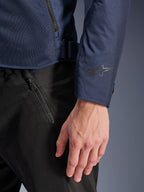 Alpinestars C-1 Air jas, heren urban motorjas, blauw, tech mesh, close-up van mouwmanchet met hitteoverdrachtlogo.