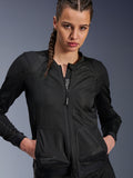 Alpinestars Stella Troop-Air Jacket, dames motorjas, zwart, geventileerde textielconstructie met ritssluiting en 2D tech mesh, gedragen door model met ingevlochten haar, urban eigentijdse motorkleding