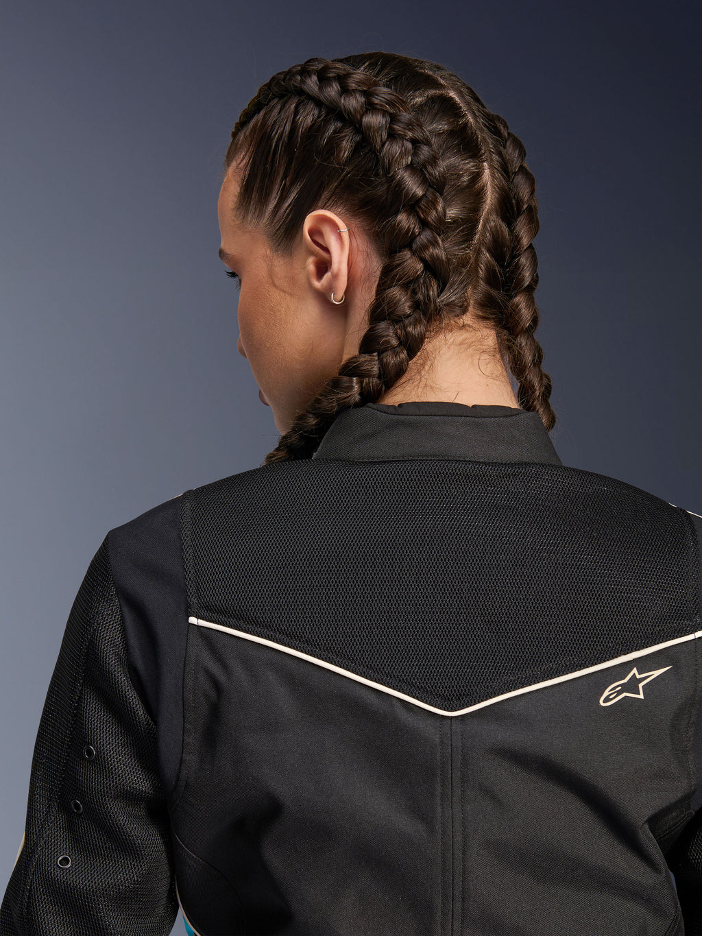 Alpinestars Stella T-Dyno Air jas, motorjas voor dames, zwart met ecru accenten, close-up van de rugpas met uitgebreid 3D-mesh voor ventilatie en een klein geborduurd Alpinestars-logo.